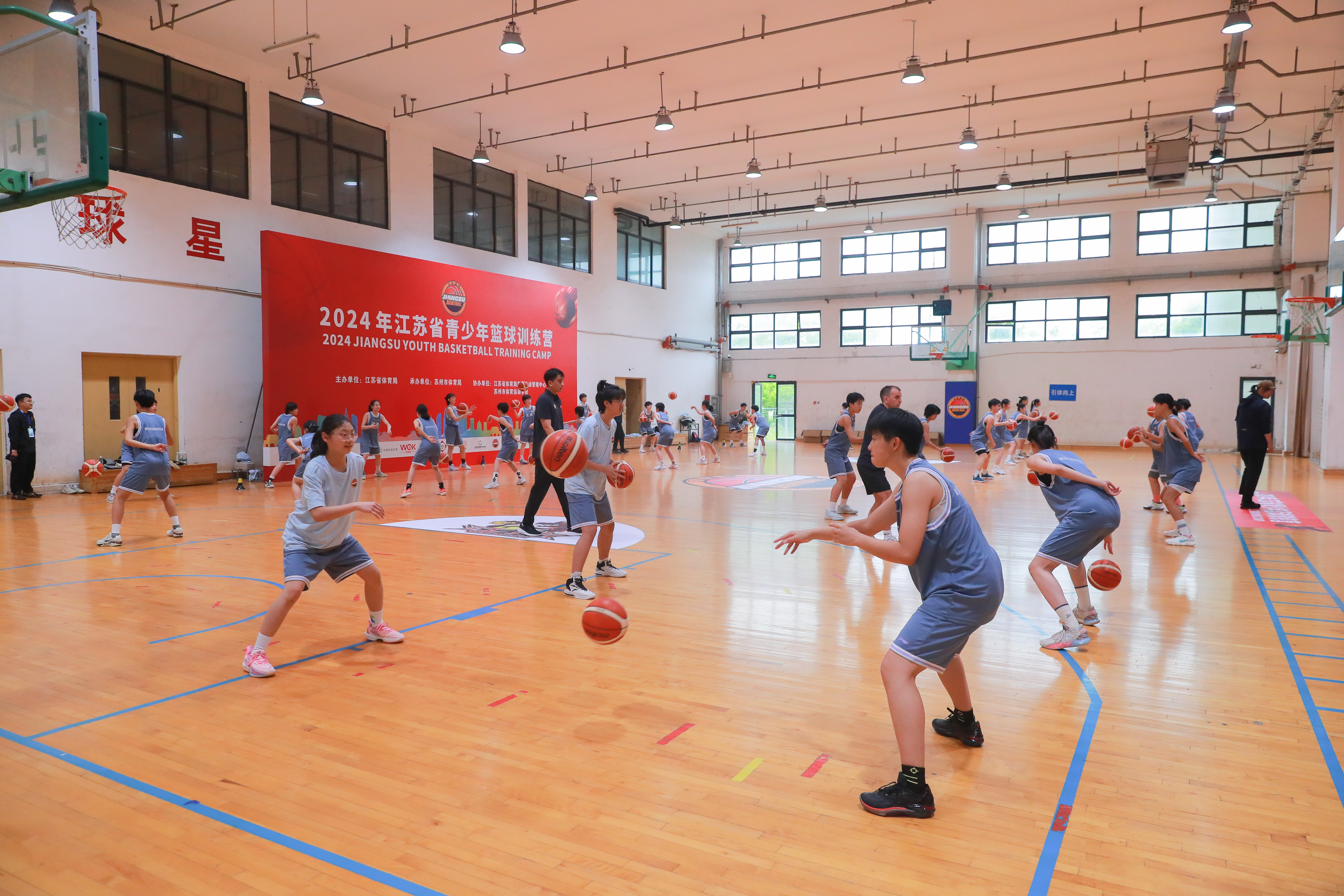 瑞士青少年篮球培训营圆满结束，技术得到提升