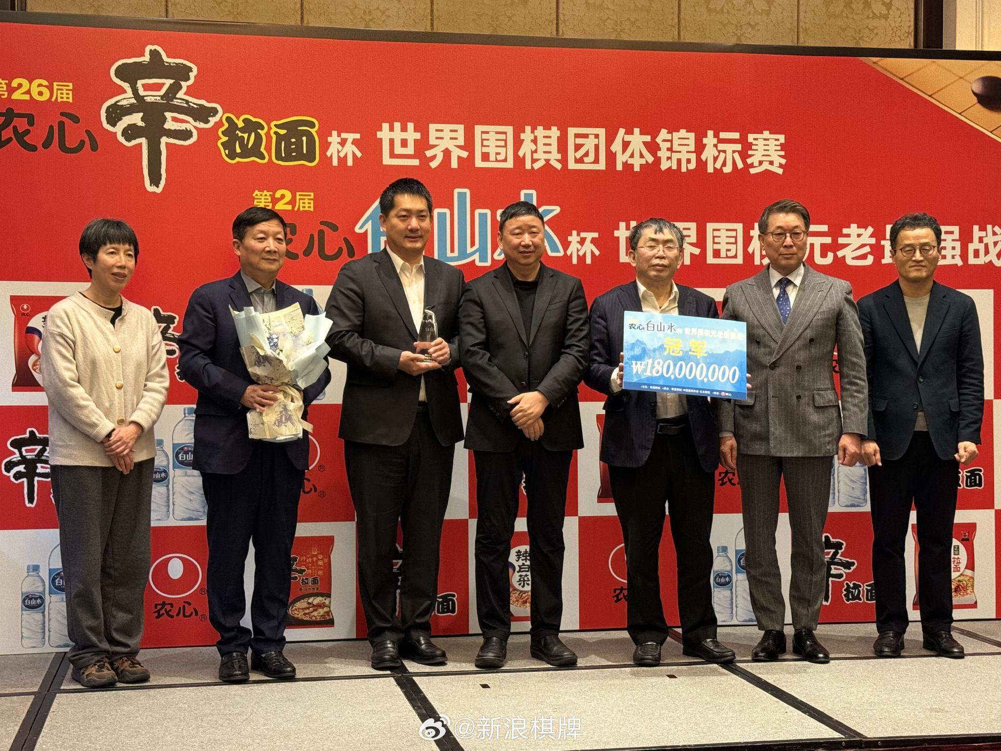 球队荣膺胜利奖杯，表现获得赞誉