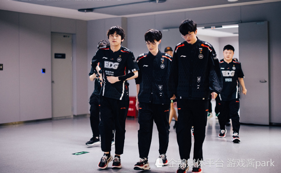 GEN绝杀SHR,Uzi操刀奇招英雄翻盘强强对话淘汰赛,成为赛场最大亮点 GEN绝杀SHR,Uzi操刀奇招英雄翻盘强强对话淘汰赛,成为赛场最大亮点