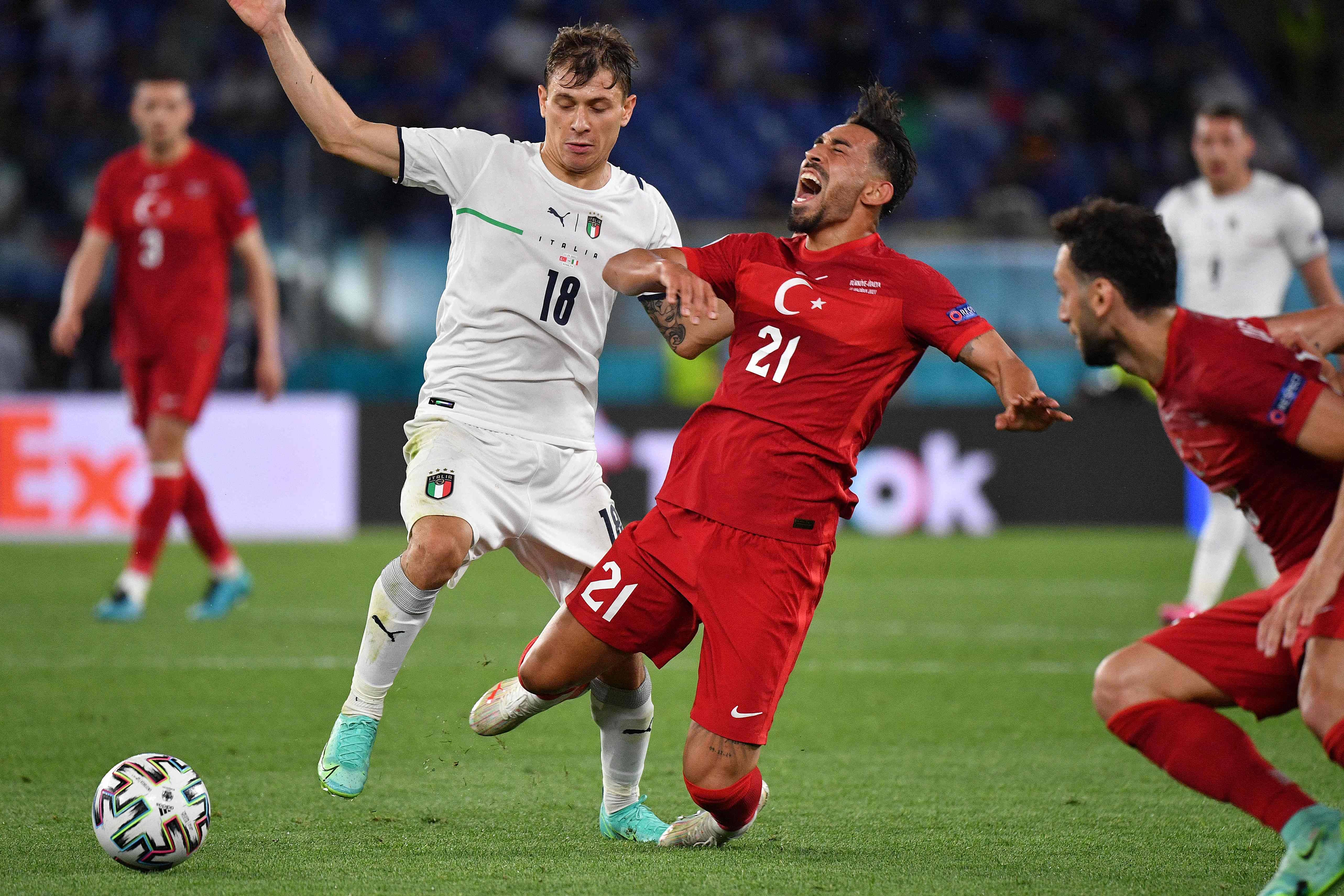 爱游戏官方入口-捷克共和国队队员团结一致,击败对手晋级