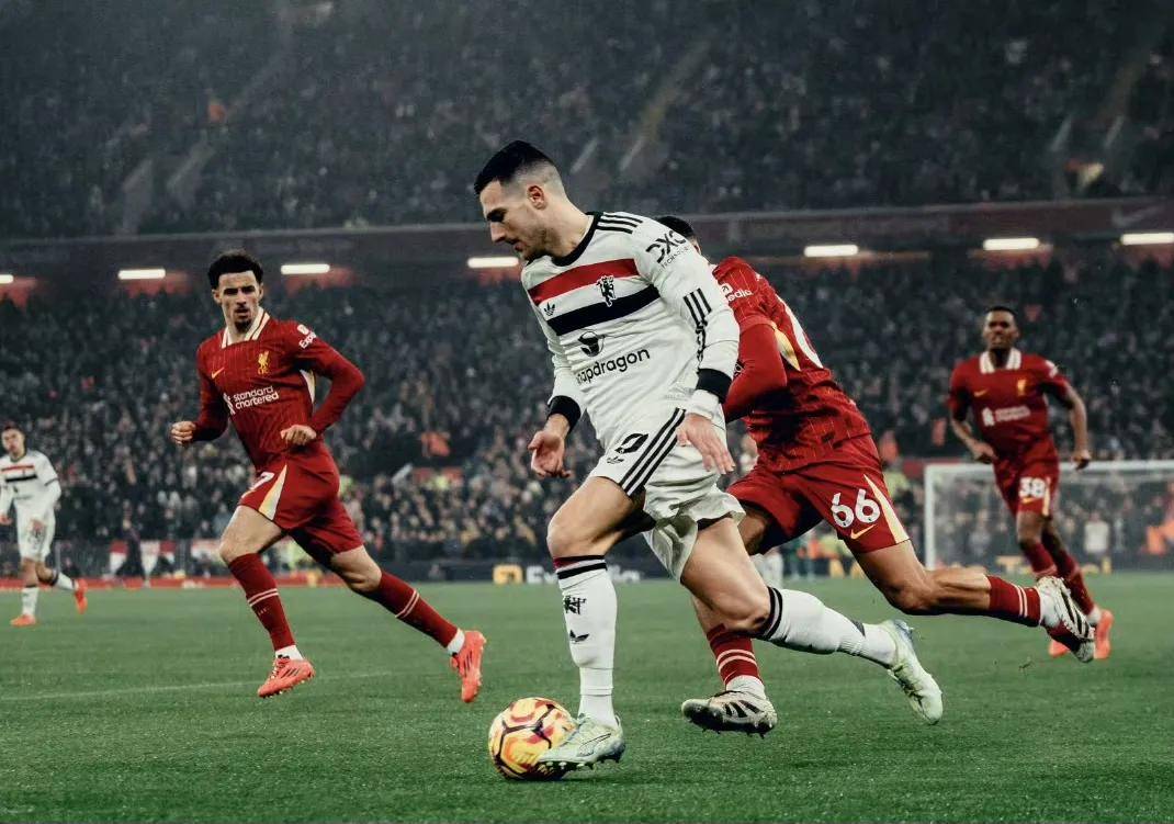 利物浦客场取胜火上加油,曼联稳健取胜占据优势 利物浦客场取胜火上加油,曼联稳健取胜占据优势