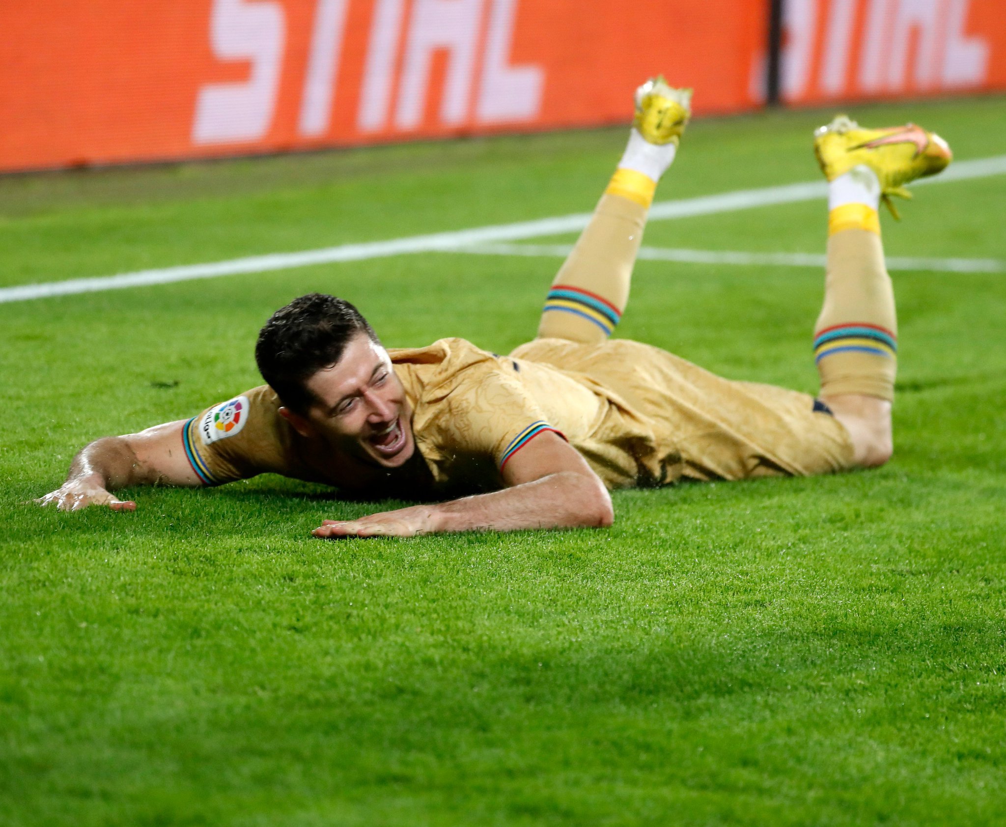 爱游戏-瓦伦西亚惨遭绝杀，遗憾吞下三分的简单介绍